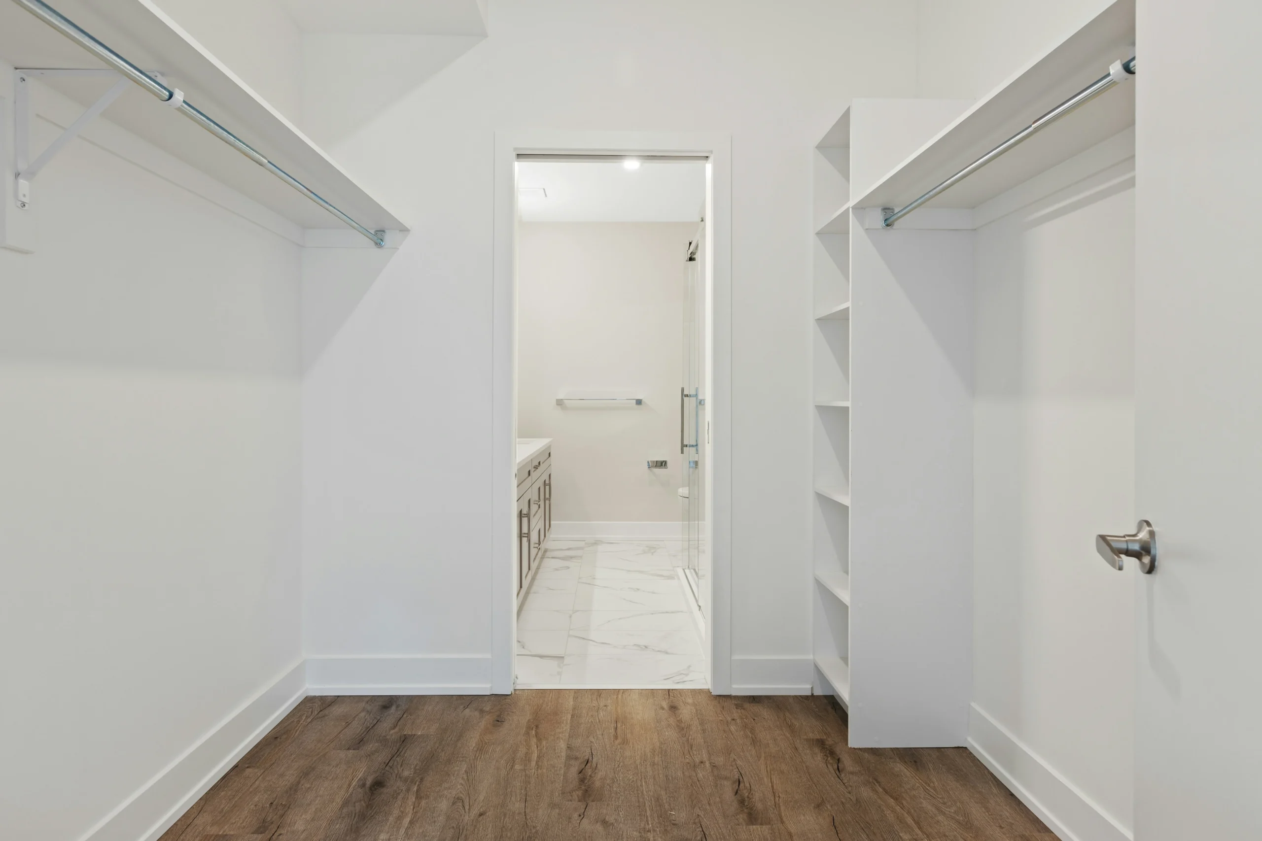 membangun walk-in closet di rumah