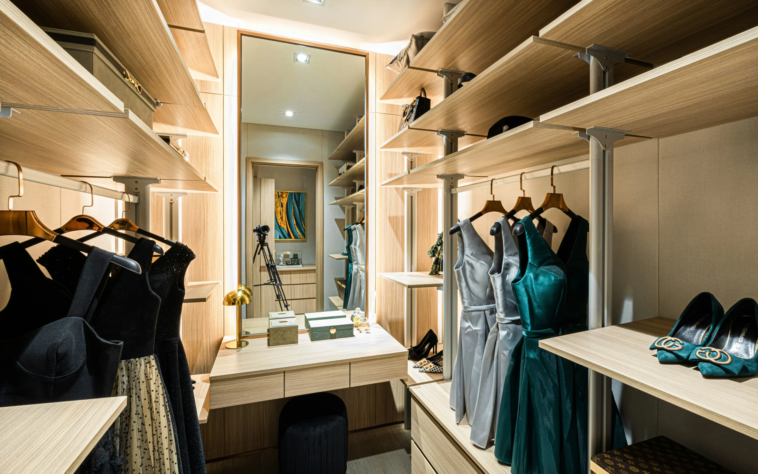 membangun walk-in closet di rumah