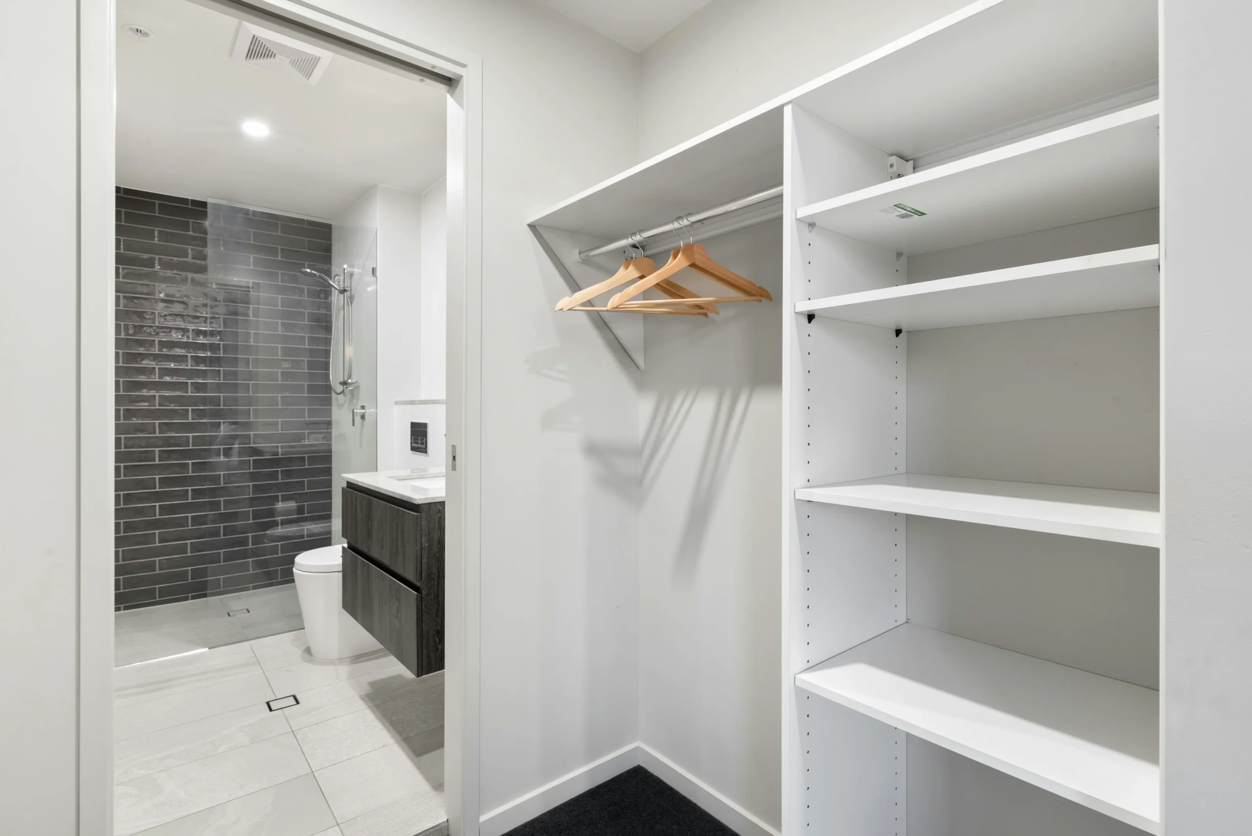 desain walk-in closet mewah