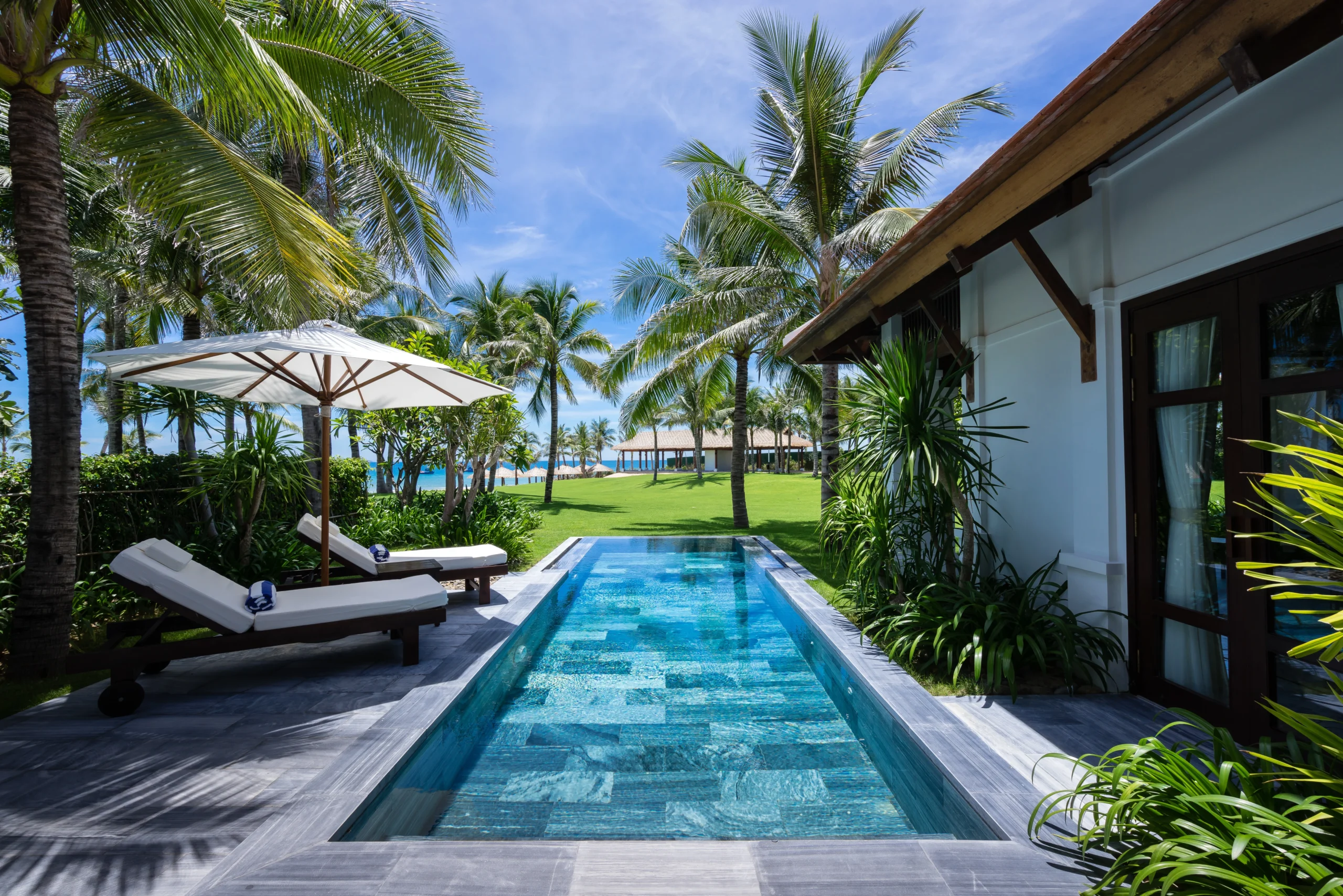 kolam renang di dalam rumah mewah
