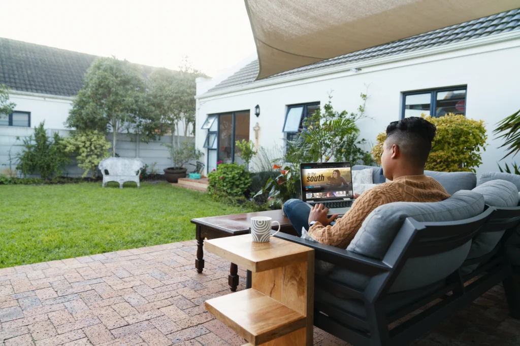 ruang tamu semi outdoor di rumah Dahayu