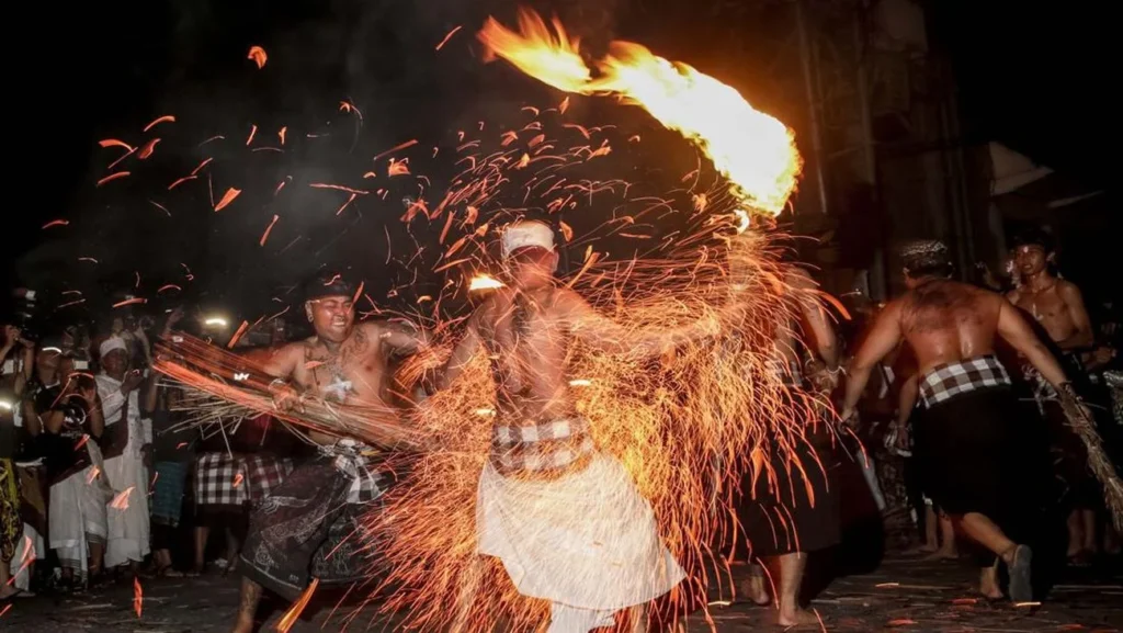 merayakan hari raya Nyepi di Bali
